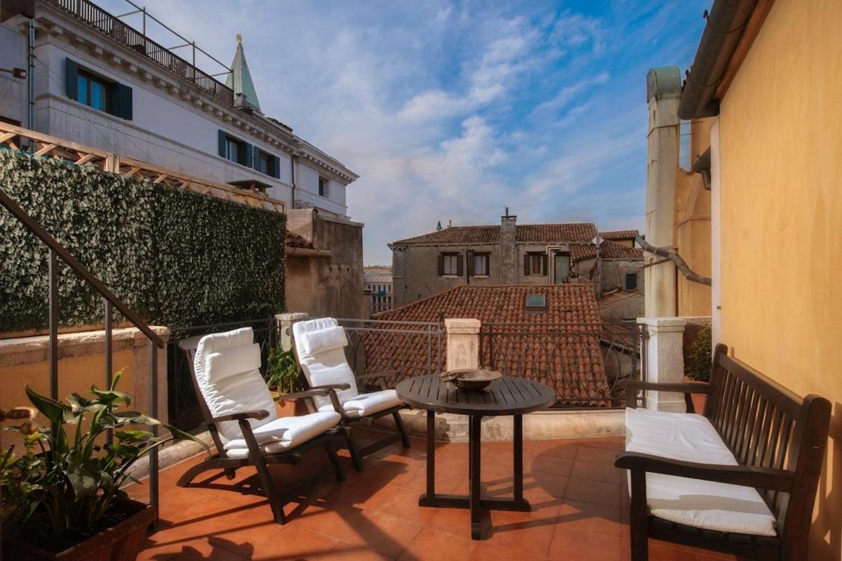 Attic Terrace San Square View Apartamento *
